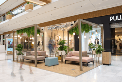 Oddychová zóna s ružovými sedačkami, pergolou a závesnou zeleňou v nákupnom centre, projekt Aupark oddychové zóny