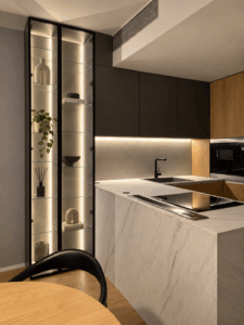 Kuchyňa s mramorovým ostrovčekom a presklenou osvetlenou vitrínou, Skypark 82 m², Bratislava