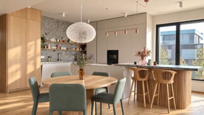 Kuchyňa s jedálňou, drevený ostrovček a okrúhly stôl v projekte Penthouse 143 m² Praha-Dejvice